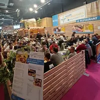 Des gens attablés dans un restaurant intérieur