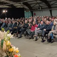 le public écoute, assis dans une salle