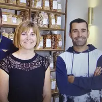 1 femme et deux hommes dans leur boutique de pâtes