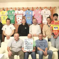 Un groupe de personnes avec des maillots cyclistes