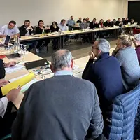personnes assises autour d'une table
