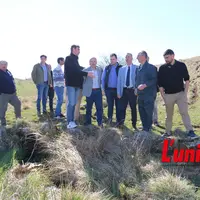 un groupe de personnes en discussion
