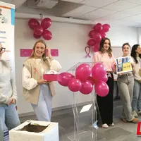Des jeunes filles qui remettent un chèque