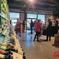 Des gens dans une cave à vin colorée