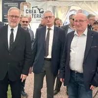3 hommes posent pour la photo
