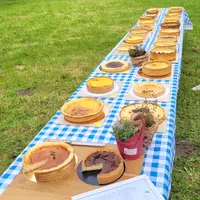 une table de flans au thym
