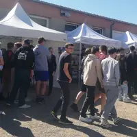 foule de collégiens devant des stands