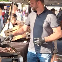 un producteur de viande cuisine ses produits