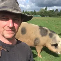 un homme et un porc