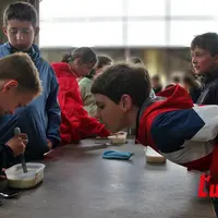 Ateliers pour enfants autour du caillé sur une ferme ouverte.