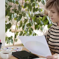 femme dans une maison qui gère des papiers