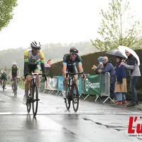 Deux cyclistes sur la ligne d'arrivée.