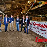 Députés et préfet sur une exploitation devant une banderolle "Basta les contraintes".