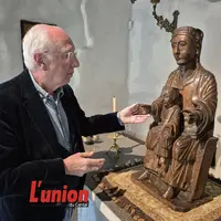 Claude Aguttes présente la statue de la vierge.