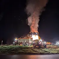 feu sur un rond point agriculteurs