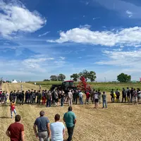 une foule sur des parcelles