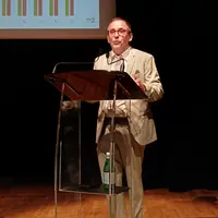 un homme parle au micro