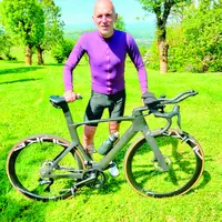 Un sportif et son vélo.