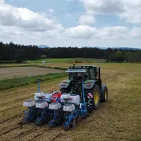 Le strip-till limite l'érosion des terrains et réduit les besoins en carburant. En revanche, son usage est plus difficile, plus précis, et donc plus r