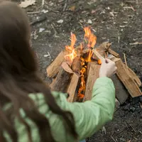 Les feux de camp sont interdit à moins de 200 m des bois et forêts.