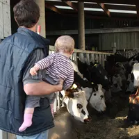 papa agriculteur avec enfant dans les bras