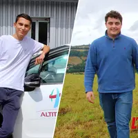 Deux jeunes garçons aux activités liées à l'agriculture.