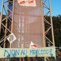 une banderole "Non au Mercosur"