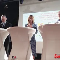 Trois personnes en train de signer des papiers.