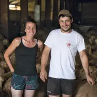 Bastien Perségol et Mathilde Richard avec leur troupeau de brebis laitières