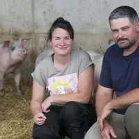 Florine et sébastien Cuminges avec leur élevage de cochons