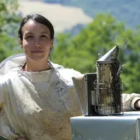La jeune apicultrice Mathilde Andrieu avec ses ruches
