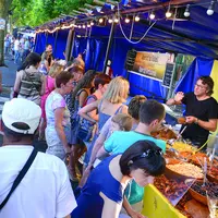 Un marché avec beaucoup de gens.
