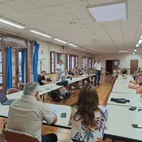des personnes réunis dans une salle pour une réunion d'information