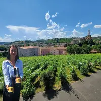 La directrice du Domaine Clos du Paradis avec les deux premières cuvées.