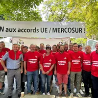 Les éleveurs se sont retrouvés à proximité de l'ambassade du Brésil à Paris.