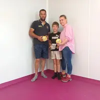 «On peut être en bottes et travailler sur une résine rose !» lance Amandine.Ici en compagnie d'Olivier et de leur fils dans leur laboratoire.