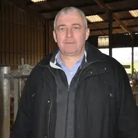 Patrick Bénézit, éleve des vaches charolaises dans le Cantal.