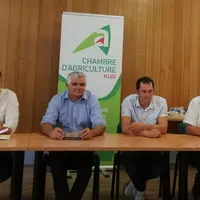 4 hommes assis à un bureau