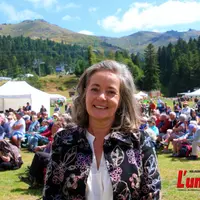 Portrait de Valérie Jousseaume avec en fond une foule colorée sur les pentes du Lioran.