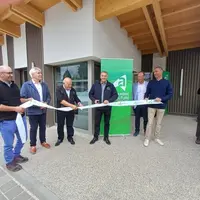 Coupure de ruban avant la visite des locaux...