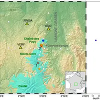 Carte montrant les épicentres des séismes DLP (cercles oranges) et leurs profondeurs dans le panneau à droite. Les triangles indiquent les stations si