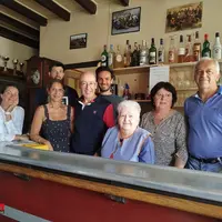 Une famille réunie autour d'un comptoir en zinc.