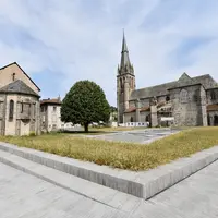 L'évocation de vestiges d'une abbaye, entre l'église saint-géraud d'Aurillac et une chapelle.