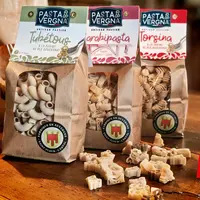 Trois paquets de pâtes artisanales Pastavergna sur une table.
