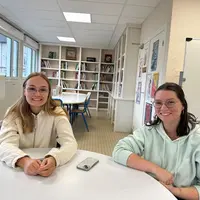 Camille Quincampoix et Océane Gillet au centre de documentation et d'information (CDI) du lycée agricole d'Ahun.