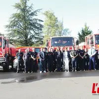 Des camions de pompiers, avec des pompiers et des alcnes à incendie