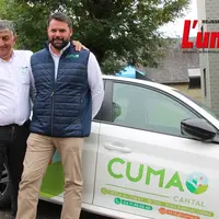 deux hommes devant une voiture siglée FDcuma du Cantal.