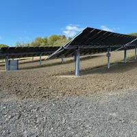 Les panneaux se rétractent à la verticale en cas de vent, pluie ou pour les interventions au champs de l'agriculteur.