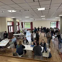 personnes réunies autour d'un buffet dans une salle des fêtes