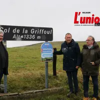 trois hommes montrent le panneau indicateur du col de la Griffoul.